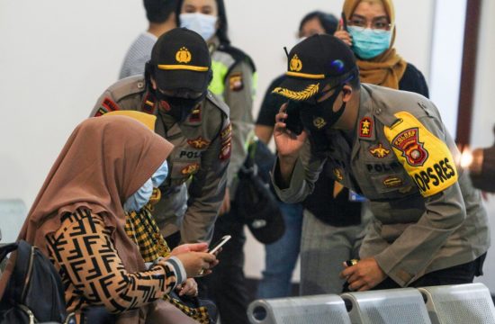 Rodbina putnika koji su nestali na letu Sriwijaya Air SJY182 čekaju vijesti na aerodromu Supadio u Pontianaku, nakon što je kontakt sa avionom izgubljen nedugo nakon polijetanja iz Jakarte