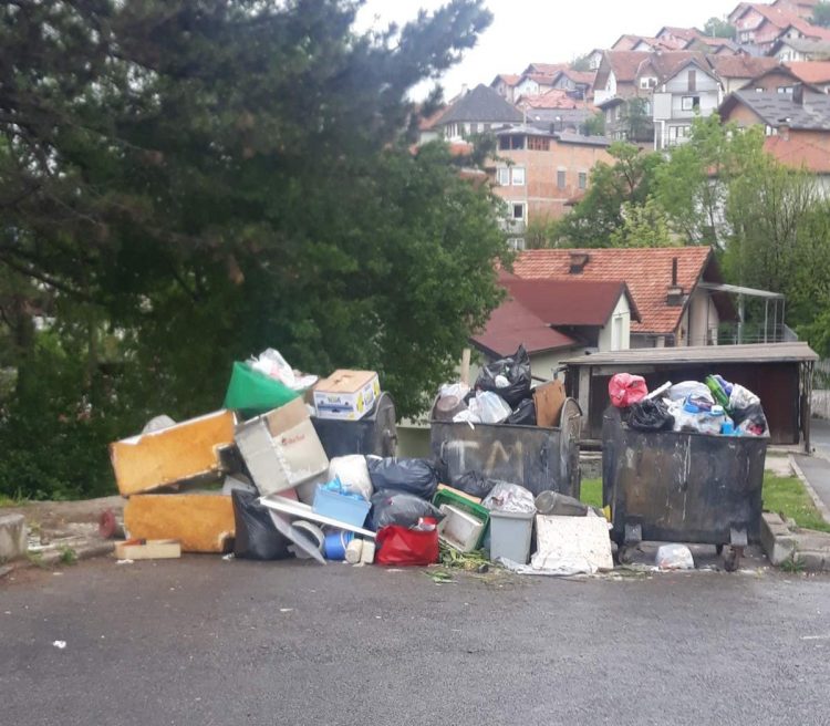 Ulice Sarajeva pune smeća