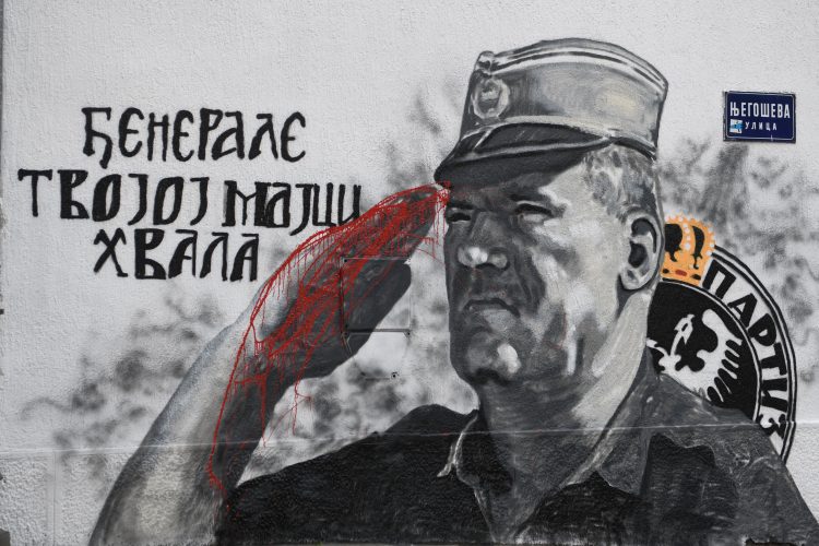 Prepravljen&quot; mural u Beogradu: Na rukama Ratka Mladića docrtana krv - N1