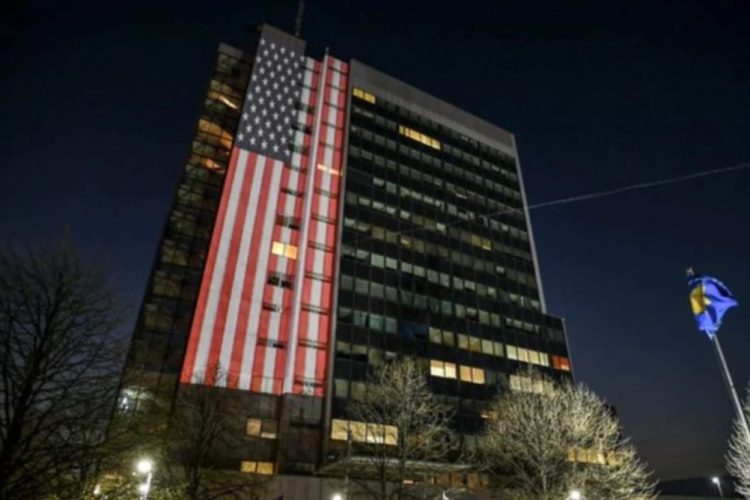 Zgrada Vlade Kosova u bojama zastave Sjedinjenih Američkih Država, aprila 2020.