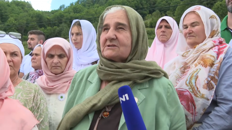 Majke Srebrenice: Djeca nam nisu nestala, ubijena su i bačena u masovne  grobnice - N1
